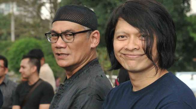 Tio Pakusadewo dan Armand maulana  menghadiri Pemakaman Maestro Biola Idris Sardi di Tempat Pemakaman Umum Menteng Pulo Jakarta, Senin (28/4). [suara.com/Adrian Mahakam]