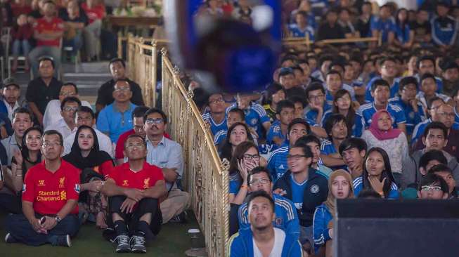 Menteri BUMN Dahlan Iskan (kedua kiri) dan Dirut Garuda Indonesia Emirsyah Satar (kiri) bersama sejumlah pendukung klub sepak bola Liverpool dan Chelsea di Epicentrum Walk, Jakarta, Minggu (27/4). [Antara/Widodo S. Jusuf]