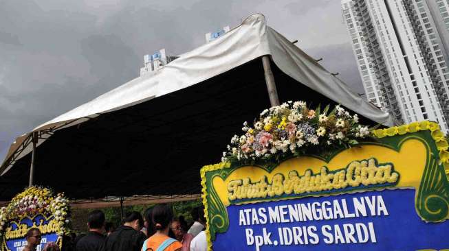 Pemakaman Maestro Biola Idris Sardi di Tempat Pemakaman Umum Menteng Pulo Jakarta, Senin (28/4). [suara.com/Adrian Mahakam]