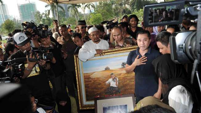 Pemakaman Maestro Biola Idris Sardi di Tempat Pemakaman Umum Menteng Pulo Jakarta, Senin (28/4). [suara.com/Adrian Mahakam]