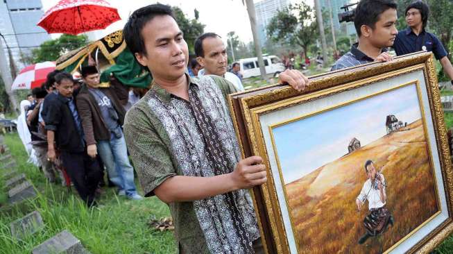 Pemakaman Maestro Biola Idris Sardi di Tempat Pemakaman Umum Menteng Pulo Jakarta, Senin (28/4). [suara.com/Adrian Mahakam]