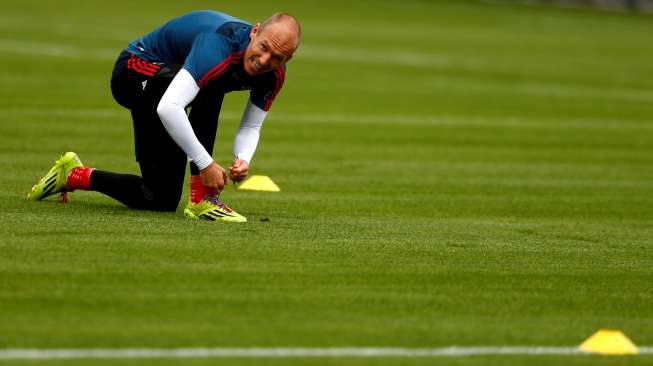 Arjen Robben bersiap dalam latihan Bayern Munich, Senin (28/4/2014). [Reuters/Michael Dalder]