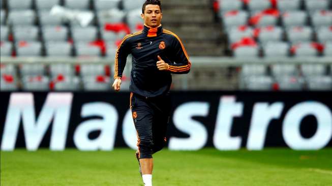 Cristiano Ronaldo tampak dalam latihan Real Madrid, Senin (28/4/2014). [Reuters/Michael Dalder]