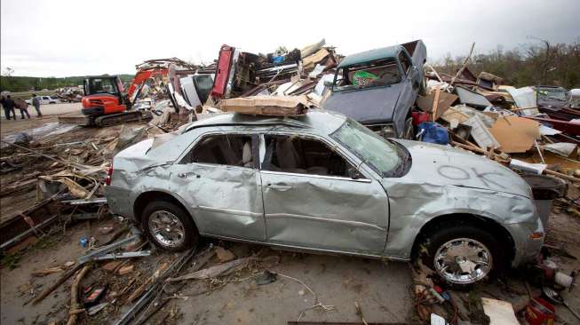 Puing-puing bangunan dan rongsokan mobil akibat terjangan tornado di Mayflower, Arkansas, Selasa (29/4/2014). [Reuters/Carlo Allegri]