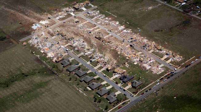 Kondisi salah satu bagian pusat kota Vilonia, Arkansas, usai dilewati tornado. [Reuters/Carlo Allegri]