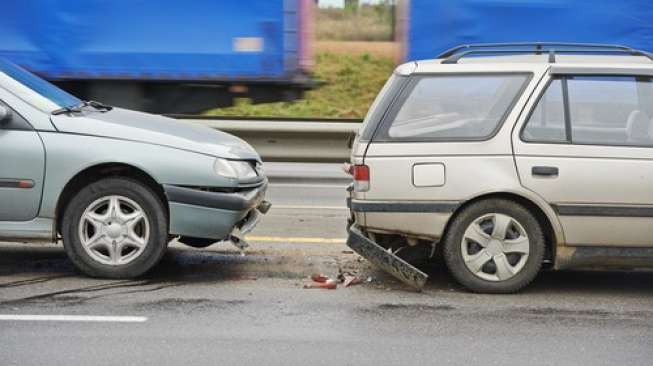 WN Korea Mabuk Tabrak Motor dan Honda Jazz