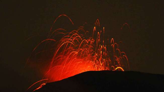 Status Gunung Slamet di Jawa Tengah naik satu level menjadi Siaga, Rabu (30/4). [Antara/Idhad Zakaria]