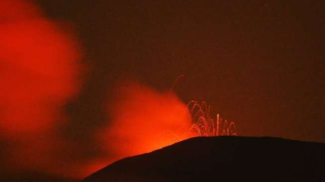 Status Gunung Slamet di Jawa Tengah naik satu level menjadi Siaga, Rabu (30/4). [Antara/Idhad Zakaria]