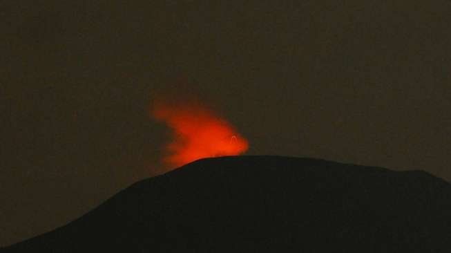 Status Gunung Slamet di Jawa Tengah naik satu level menjadi Siaga, Rabu (30/4). [Antara/Idhad Zakaria]