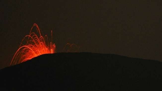 Status Gunung Slamet di Jawa Tengah naik satu level menjadi Siaga, Rabu (30/4). [Antara/Idhad Zakaria]