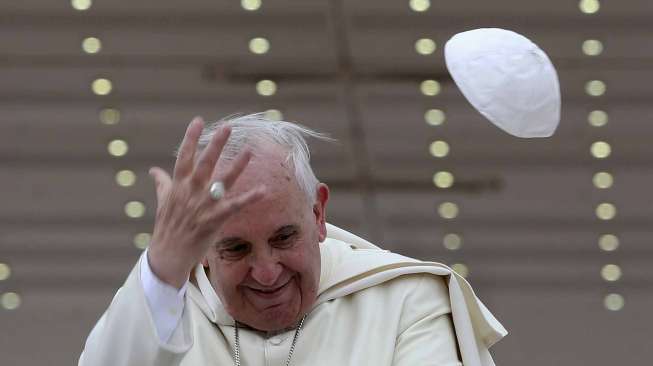 Pileola Paus Francis tertiup angin di St. Peter's Square, Vatikan, Rabu (30/4). [Reuters/Alessandro Bianchi]