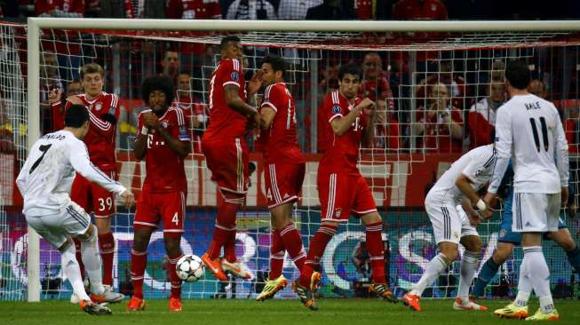 Cristiano Ronaldo (kiri) ketika mencetak gol keempat Real Madrid ke gawang Bayern Munich, Selasa (29/4/2014). [Reuters/Kai Pfaffenbach]