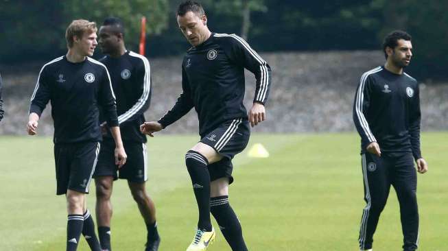 john Terry di tempat latihan di Cobham, Surrey, Inggris, Selasa (29/4). [Reuters/Eddie Keogh]  