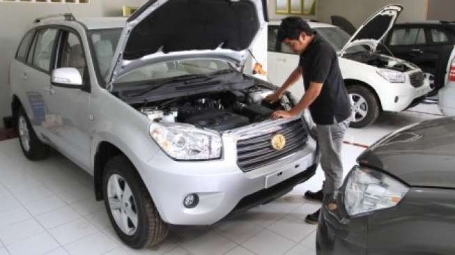 Siswa melakukan pengecekan mesin model SUV Esemka terbaru "Rajawali R2 2014". (Antara/Akbar Nugroho Gumay)