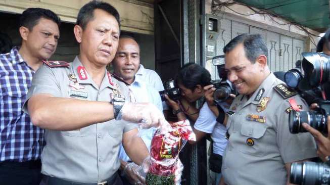 Lokasi penimbunan narkoba jenis sabu, seberat 90 kilogram dari sindikat narkoba internasional di Jalan Biak nomor 43 Jakarta, Rabu, (30/4). [suara.com/Adrian Mahakam]