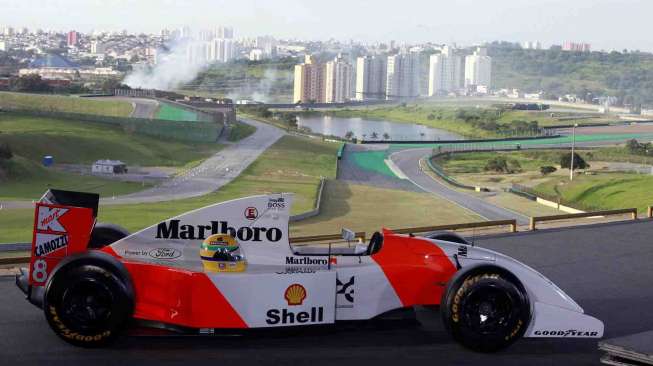 Sebuah replika Formula One McLaren MP4/4 yang pernah dikendarai oleh pambalap asal Brasil, Ayrton Senna di sirkuit Interlagos, di Sao Paulo, Rabu (30/4). [Reuters/Paulo Whitaker]