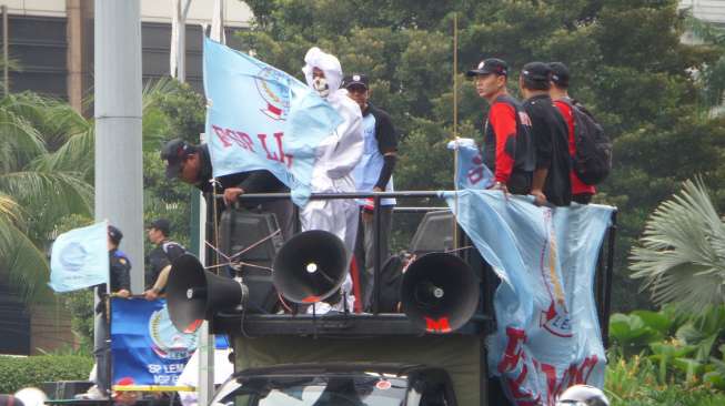 'Pocong' Juga Ikut Demo Buruh di Tugu Tani