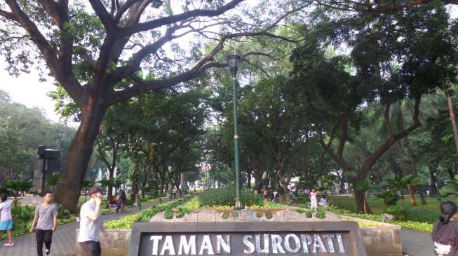 Asyiknya Jalan-jalan di Taman Suropati