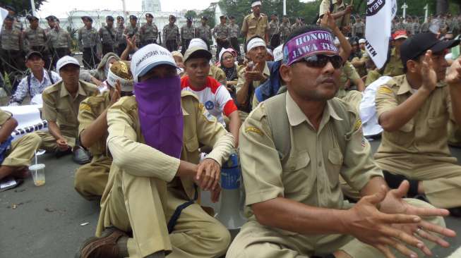 Guru Honorer Ikut "May Day" di Depan Istana Negara