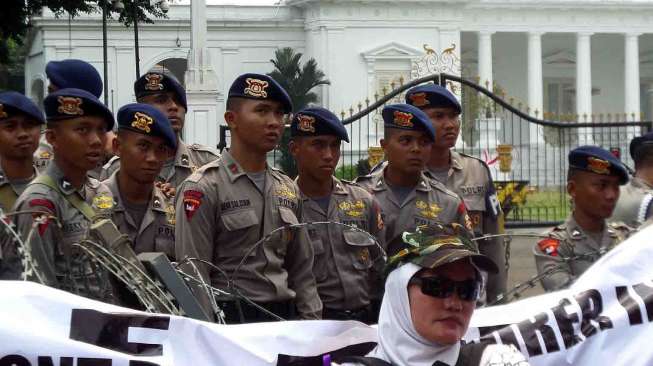 Pengamanan Peringatan Hari Buruh Internasional atau May Day di depan Istana Merdeka Jakarta, Kamis (1/5). [suara.com/Bagus Santosa]