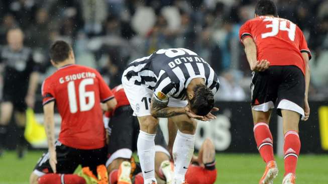 Pemain Juventus Pablo Osvaldo (tengah) tampak kecewa setelah skuadnya gagal ke final LIga Europa. Sedangkan para pemain Benfica lainnya merayakan keberhasilannya setelah bermain imbang 0-0 di leg kedua di Turin. (Reuters/Giorgio Perottino) 