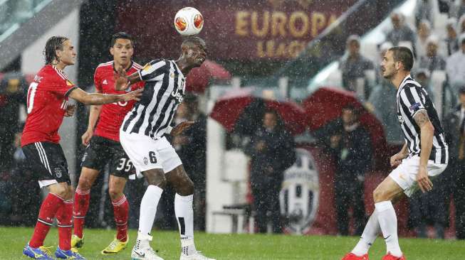 Gelandang Juventus Paul Pogba (ketiga dari kiri) sedang mengontrol bola saat menghadapi Benfica di Turin. (Reuters/Stefano Rellandini) 