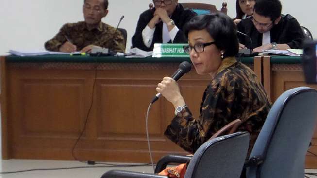 Hakim Larang Sri Mulyani Minum di Ruang Sidang