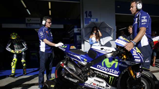 Valentino Rossi bersiap memacu motornya dalam kualifikasi Moto GP Spanyol di sirkuit Jerez, (3/5). (Reuters/Marcelo del Pozo)