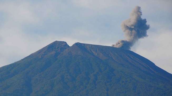 Gunung Slamet Berstatus Siaga, Warga Jateng Diminta Tenang