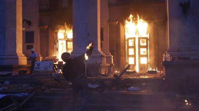 Puluhan orang tewas dalam kebakaran dan bentrokan yang melibatkan kelompok pro-Rusia dan kelompok pendukung pemerintah di kota pelabuhan Odessa, Ukraina, Jumat (2/5)..[Reuters/Yevgeny Volokin]