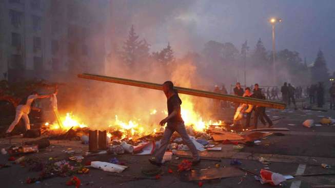 Puluhan orang tewas dalam kebakaran dan bentrokan yang melibatkan kelompok pro-Rusia dan kelompok pendukung pemerintah di kota pelabuhan Odessa, Ukraina, Jumat (2/5)..[Reuters/Yevgeny Volokin]