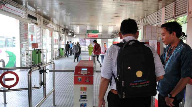 Masyarakat Bisa Gunakan Wifi di Seluruh Halte Transjakarta Tanpa Bayar