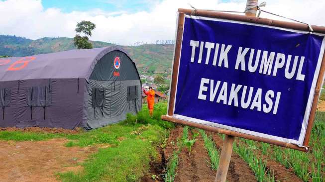 Tim SAR berada DI samping tenda untuk evakuasi pengungsi di Desa Dawuhan, Brebes, Jateng, Sabtu (3/5). [[Antara/Oky Lukmansyah]