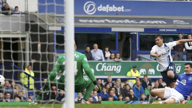 Sergio Aguero menjebol gawang Tim Howard dalam lanjutan Liga Premier di Goodison Park (3/5) [Reuters/Russell Cheyne]