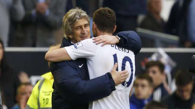 Manajer Manchester City Manuel Pellegrini memberi selamat pada para pemainnya usai City mengalahkan Everton di Goodison Park [Reuters/Russell Cheyne] 