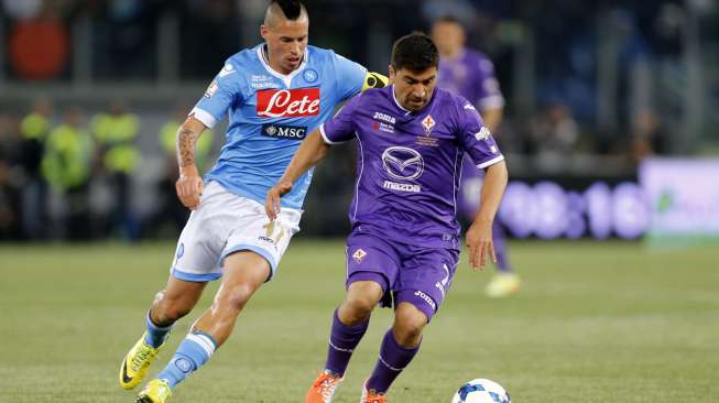 Marek Hamsik (kiri) mencoba menghentikan laju pemain Fiorentina David Pizarro [Reuters/Giampero Sposito]