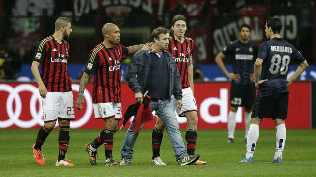 Para pemain AC Milan menggiring fans yang masuk kedalam lapangan saat derby Milan di San Siro. (Reuters/Max Rossi) 