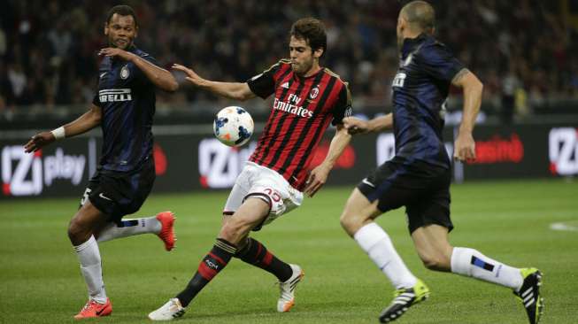 Gelandang AC Milan Kaka (tengah) menggiring bola ditempel dua pemain Inter Milan Rolando (kiri) dan Samuel. (Reuters/Max Rossi)  