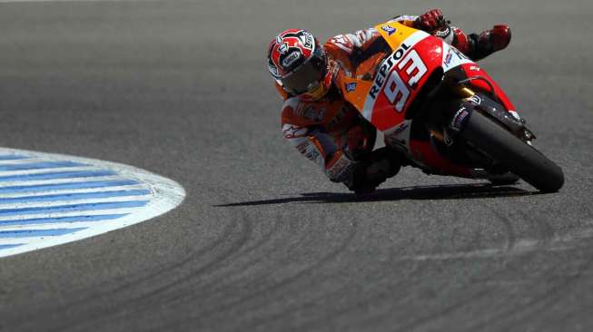 Pembalap MotoGP Marc Marquez memacu motor Honda-nya di sirkuit Jerez di Jerez de la Frontera, Spanyol, Minggu ( 4/5). [Reuters/Marcelo Del Pozo]