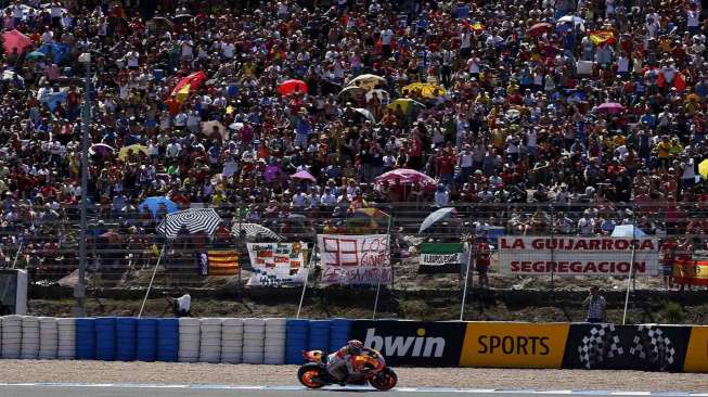 Pembalap MotoGP Marc Marquez memacu motor Honda-nya di sirkuit Jerez di Jerez de la Frontera, Spanyol, Minggu ( 4/5). [Reuters/Marcelo Del Pozo]