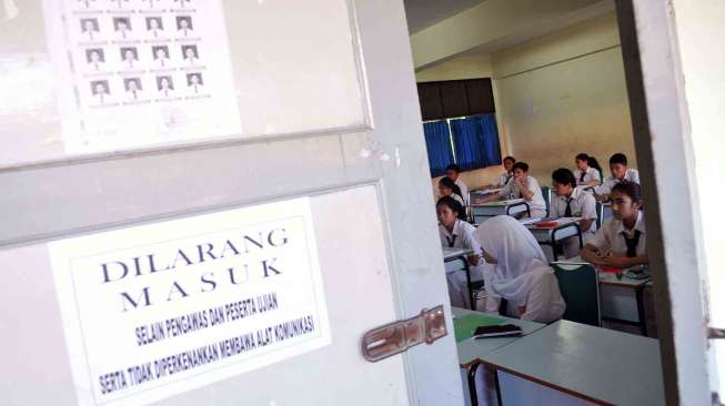 Pelaksanaan Ujian Nasional hari pertama di SMPN 11 Jakarta, Senin (5/5). [suar.com/Adrian Mahakam]