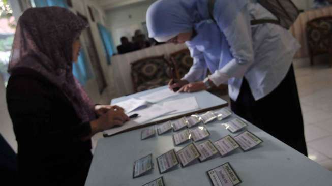 Pelaksanaan Ujian Nasional hari pertama di SMPN 11 Jakarta, Senin (5/5). [suar.com/Adrian Mahakam]