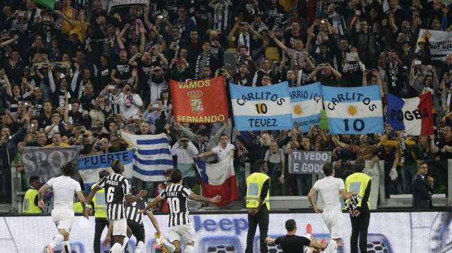 Para pemain Juventus  menghampiri para fansnya di Juventus Stadium guna merayakan gelar Scudetto ketiga kalinya berturut-turut.(Reuters/Max Rossi)  
