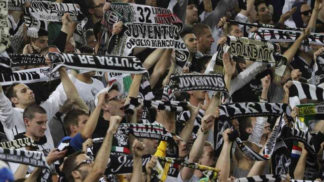 Beginilah para tifosi Juventus merayakan sukses mereka mengamankan gelar juara Seri A Liga Italia. Juve memastikan juara musim ini tanpa harus bermain setelah kemarin rivalnya, AS Roma kalah. (Reuters/Max Rossi) 