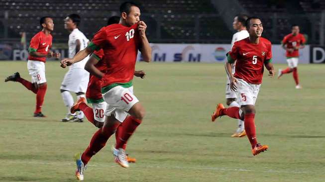 Laga Persahabatan Indonesia melawan Myanmar di Stadion Utama Gelanggang Olah Raga Bung Karno Jakarta, Senin (5/5). [suara.com/Adrian Mahakam]