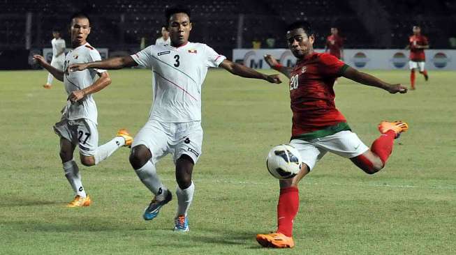 Laga Persahabatan Indonesia melawan Myanmar di Stadion Utama Gelanggang Olah Raga Bung Karno Jakarta, Senin (5/5). [suara.com/Adrian Mahakam]