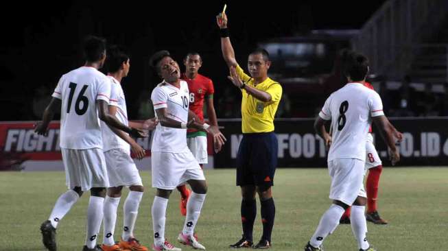 Laga Persahabatan Indonesia melawan Myanmar di Stadion Utama Gelanggang Olah Raga Bung Karno Jakarta, Senin (5/5). [suara.com/Adrian Mahakam]