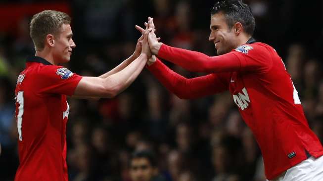 James Wilson (kiri) yang mencetak dua gol dalam debutnya bersama Manchester United, digantikan oleh Robin van Persie yang juga mencetak satu gol di Old Trafford. (Reuters/Darren Staples)