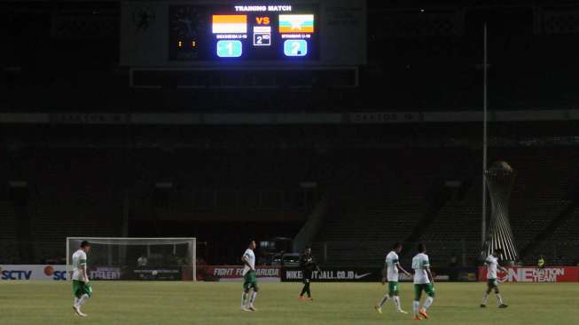 Pemain Timnas U-19 tertunduk lesu usai kalah 2-1 dari Myanmar di Gelora Bung Karno, Rabu (7/5) [Suara.com/Adrian Mahakam].