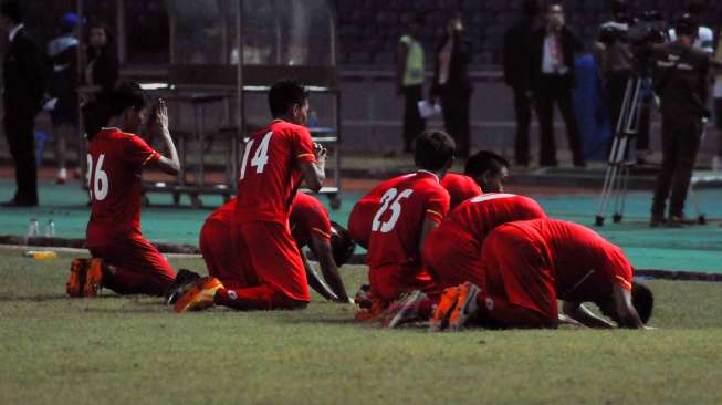 Pemain Myanmar U-19 bersujud syukur usai kalahkan Timnas U-19 di Gelora Bung Karno, Rabu (7/5) [Suara.com/Adrian Mahakam].